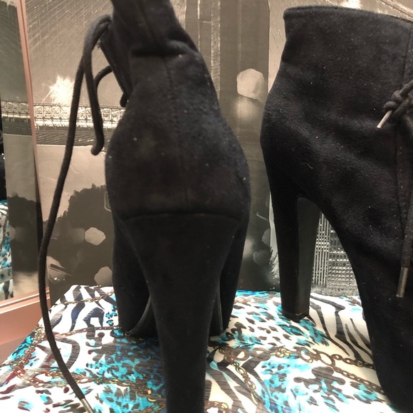 Women’s ankle booties (SOLD) - Picture 2 of 2